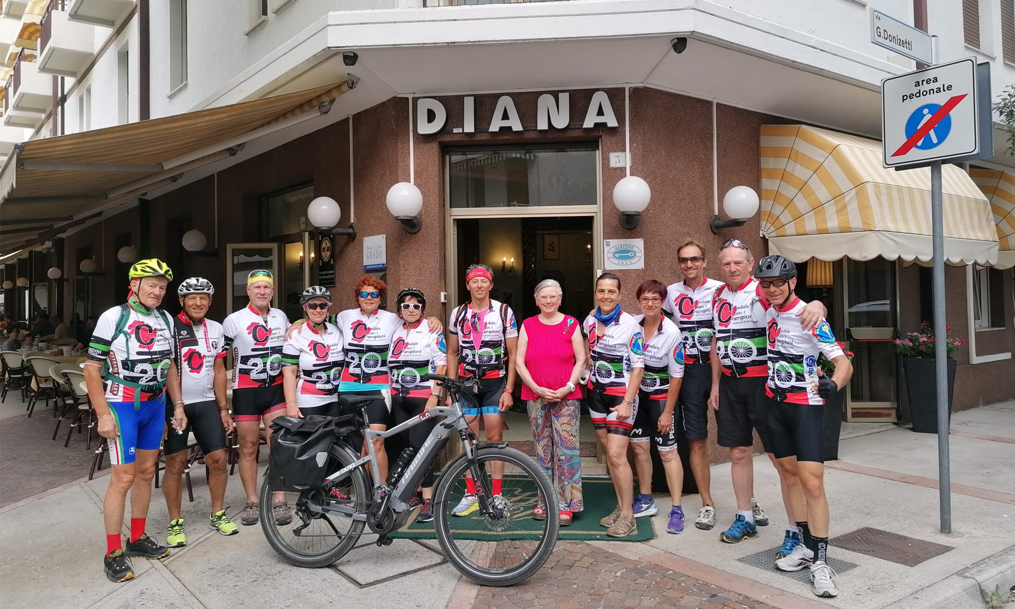 Foto Ciclisti davanti al Diana